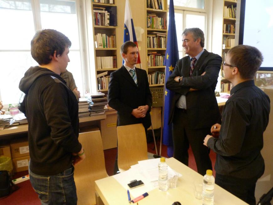 Dr. Zver v pogovoru z dijaki ŠKG Dr. Zver v pogovoru z dijaki ŠKG