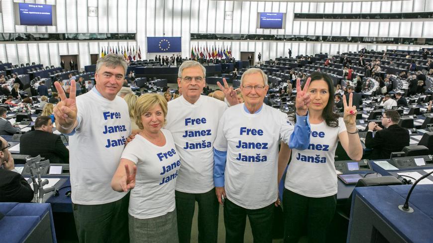 Evropski poslanci v podporo Janezu Janši na plenarnem zasedanju v Strasbourgu Evropski poslanci v podporo Janezu Janši na plenarnem zasedanju v Strasbourgu